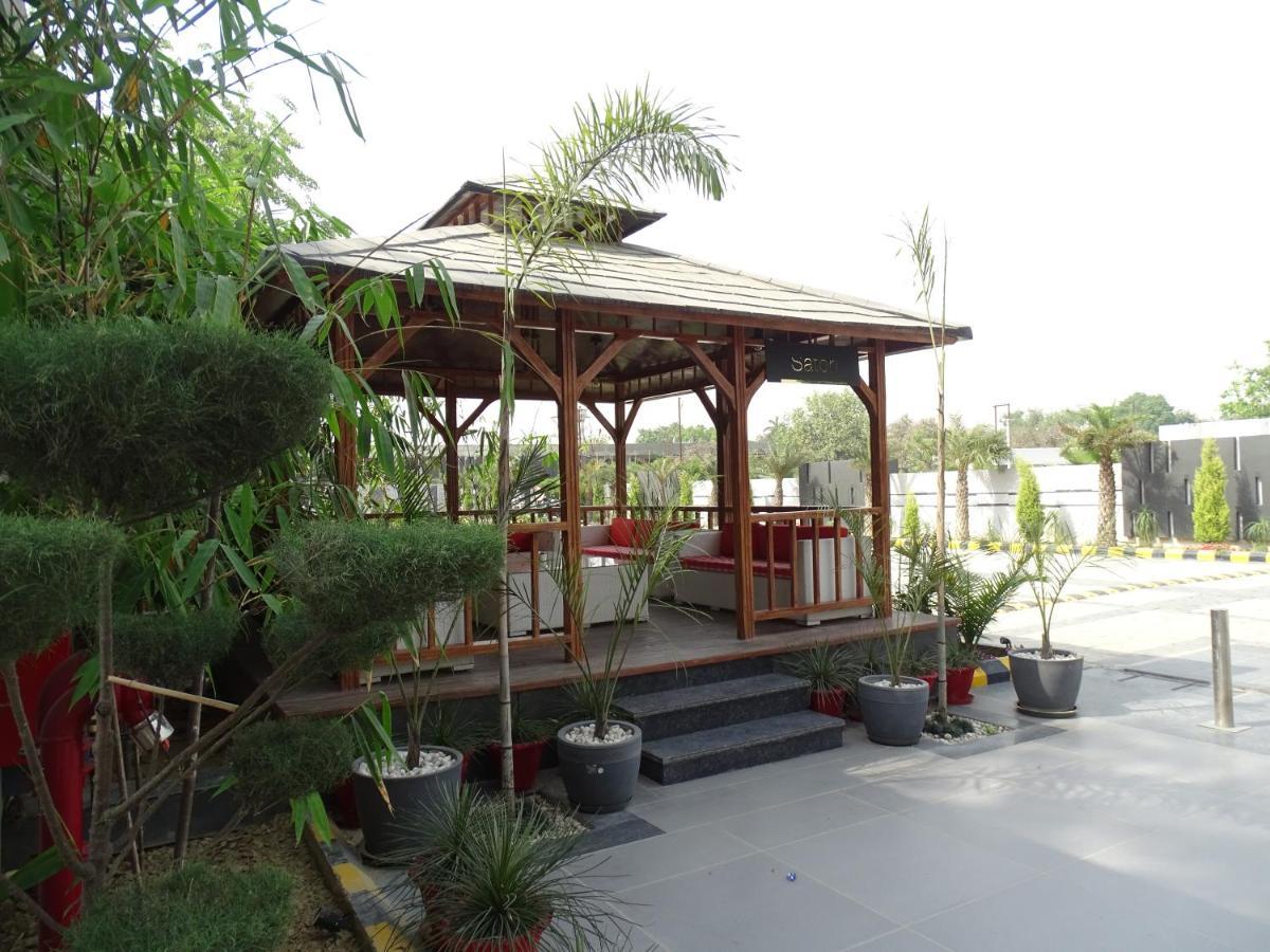 The Grand Arc Hotel & Convention Centre Shahjahanpur Exterior photo